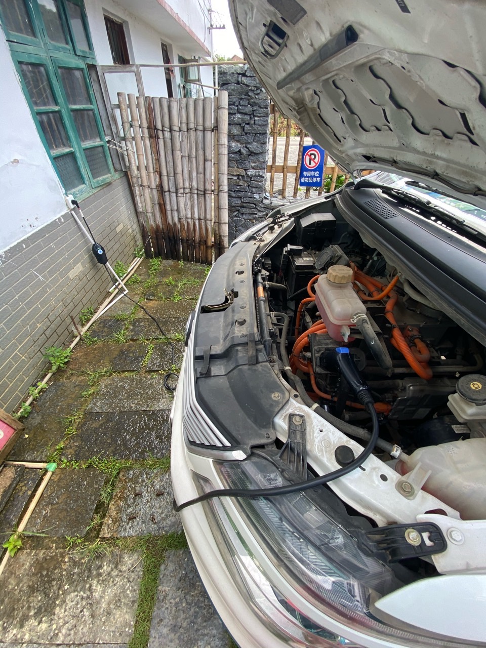 到阳朔了 客栈自己的接待用车也是用的随车充 等它去接客 这个位置就是我的啦🤣😂😂🤣 - 图片 3