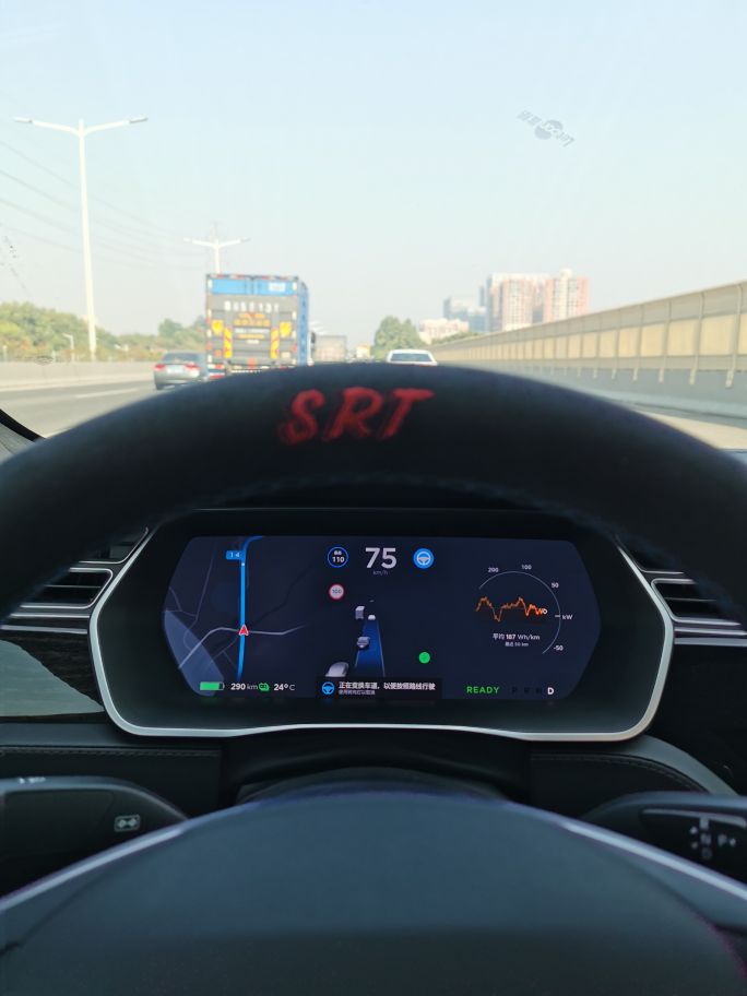 偶然发现fsd已经上线，迫不及待的去溜一圈高速～😎
1.无需确认的自动变道超车，有效！
2.根据导航变换匝道，有效！
证明Fsd在发挥作用！
自动变道时还算平顺，提示要超车时遇到后方快速来车，也会先 - 图片 3