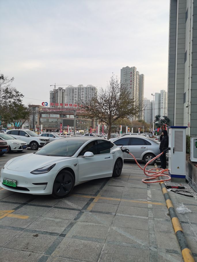 新疆车主福利来了，库尔勒新建充电站如下 康城建国国际酒店充电站 铁克其乡 政 府 门前充电站 充宝公司门前充电站 康庄生态园充电站 或用腾讯地图搜索充电站导航至以上地址均可，新建二个充电站也马上施工。 - 图片 8