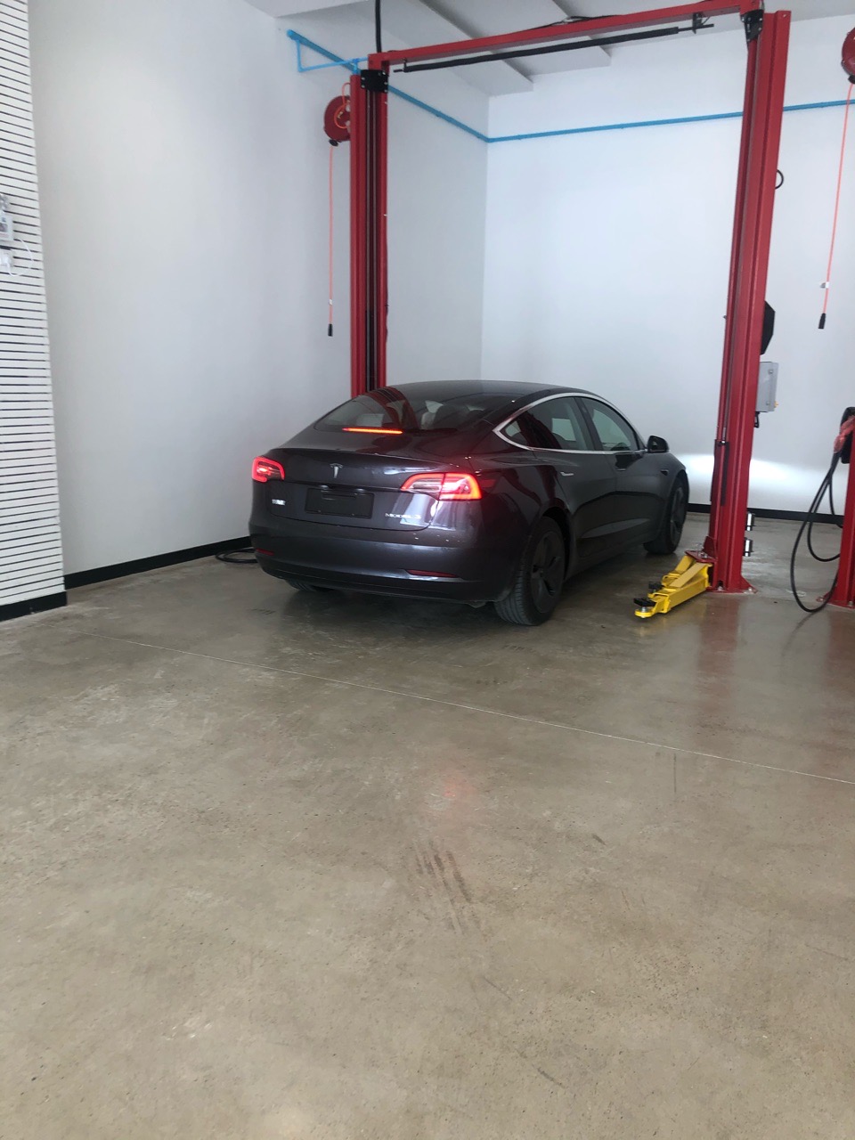 退车的时候，车都是要抬起来检查底盘的哦，内饰也会单独再检查一遍，包括车门打开的每个角落有没有磕碰，一起退车的两个车主就被发现车门侧边有非常小的磕碰，大概一个墨水点这么大，不知道最后成功退车了没有 - 图片 1