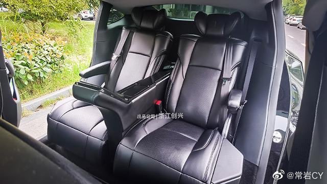 Model Y改第二排航空座椅案例……因为没有Model X的气场加成，感觉一下子就局促起来了……有点duck不必……  - 图片 2