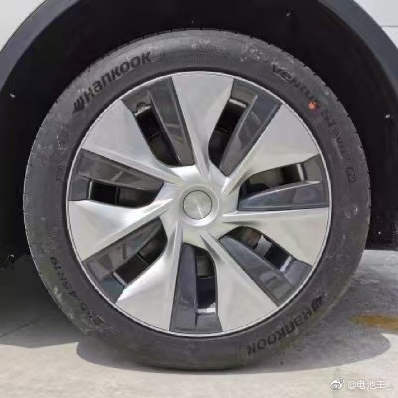 请问下大神，有没有人知道长续航Y加8000的这个20英寸感应涡轮轮毂带的是啥牌子型号的胎，之前工信部备案公示的只能看清楚默认的19英寸是韩泰 Ventus S1 evo2 255/45R19，途虎卖8 - 图片 2