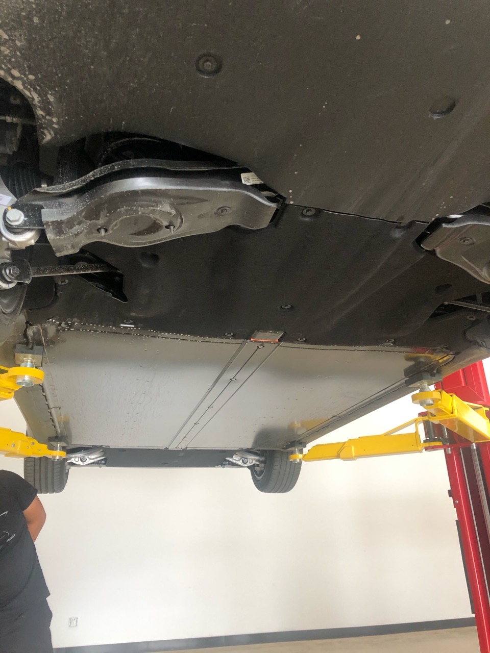 退车的时候，车都是要抬起来检查底盘的哦，内饰也会单独再检查一遍，包括车门打开的每个角落有没有磕碰，一起退车的两个车主就被发现车门侧边有非常小的磕碰，大概一个墨水点这么大，不知道最后成功退车了没有 - 图片 4