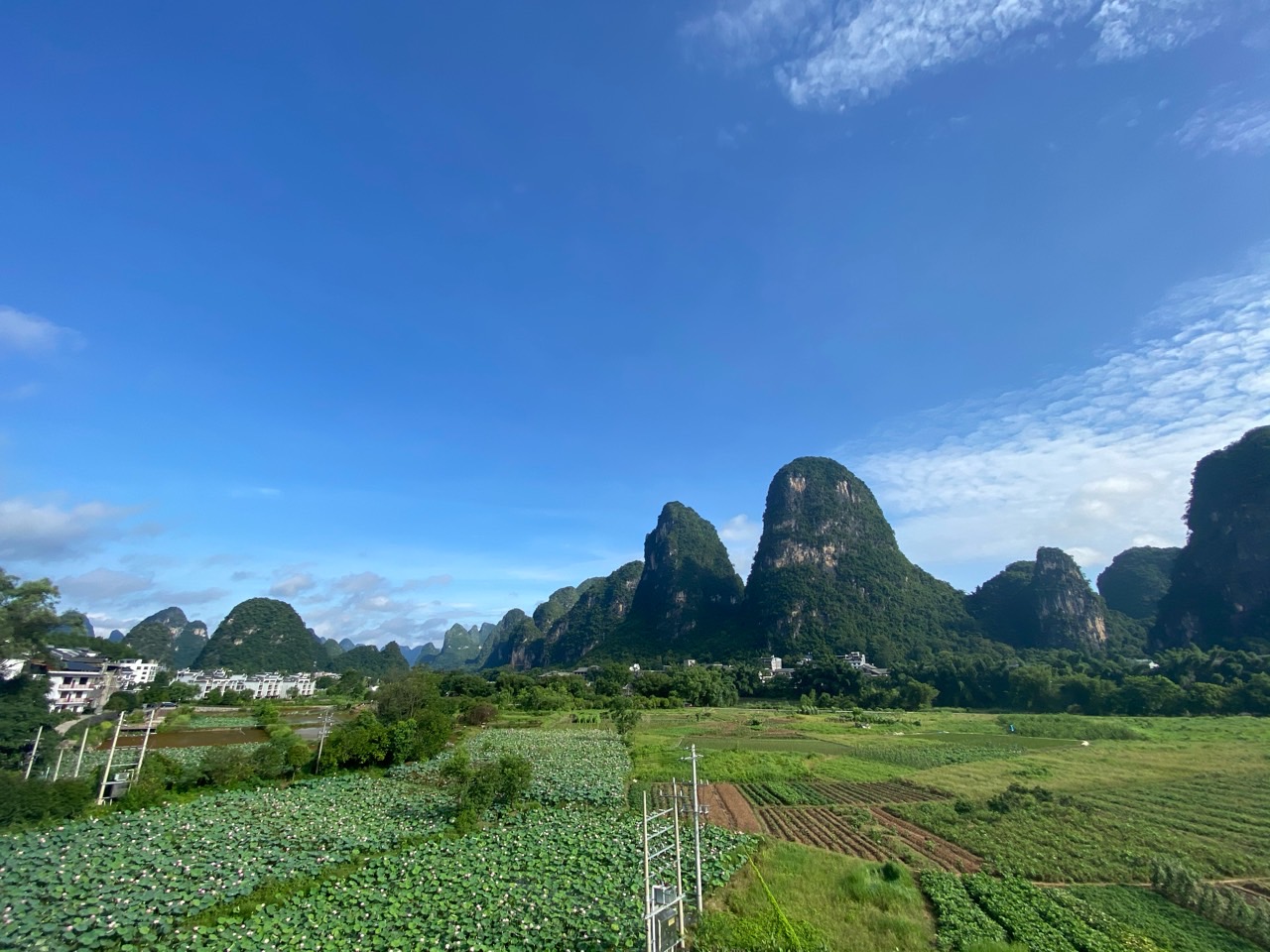 到阳朔了 客栈自己的接待用车也是用的随车充 等它去接客 这个位置就是我的啦🤣😂😂🤣 - 图片 4