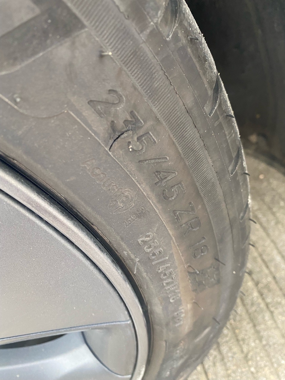 轮胎刮到了  请问有安全隐患吗 挂到轮毂了 还发现破皮了  - 图片 2