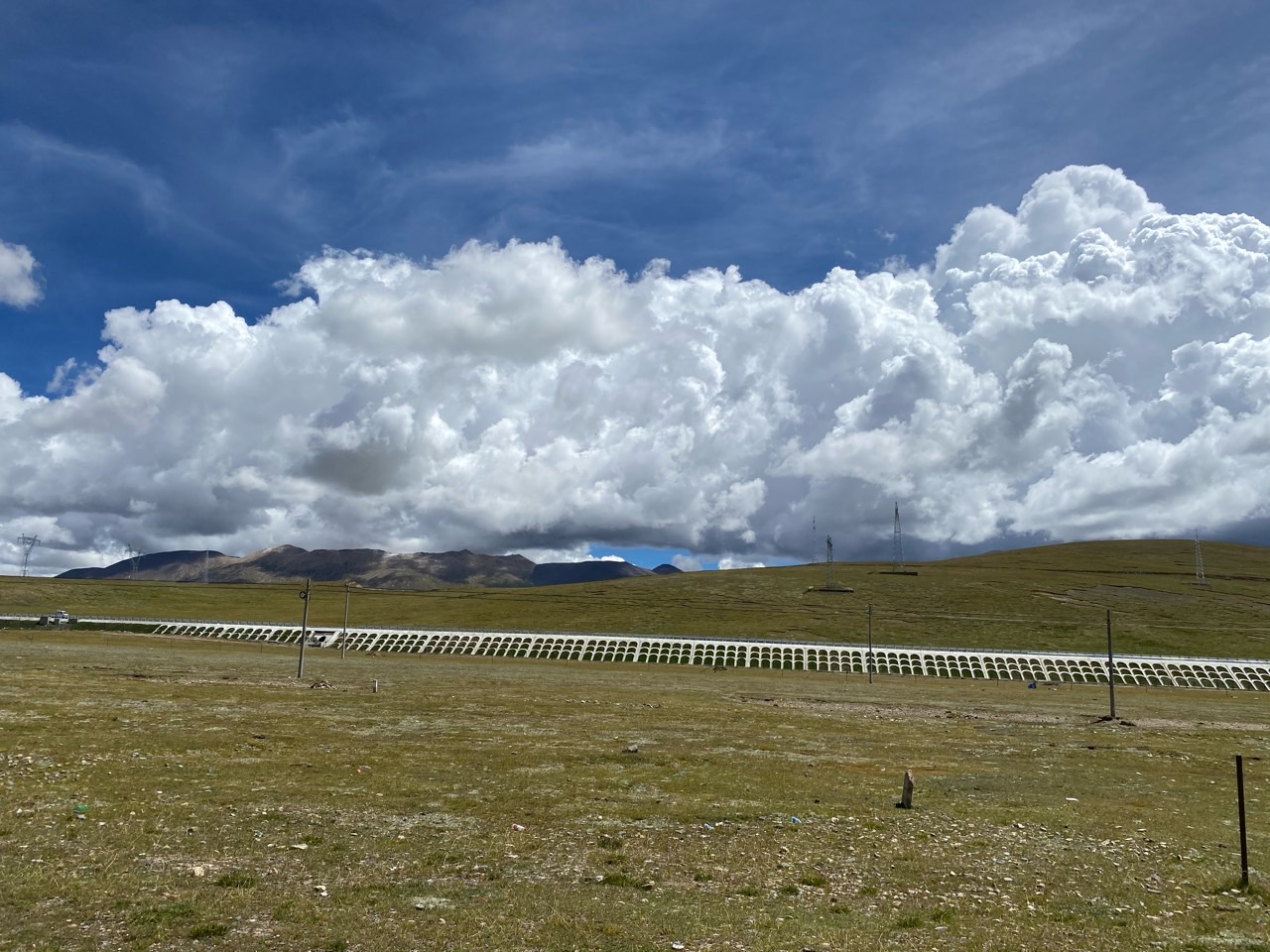 到安多县。早上9点从拉萨出发，计划在那曲住宿。青藏线比川藏线平缓许多，海拔稳定在4700左右，少了盘 - 图片3