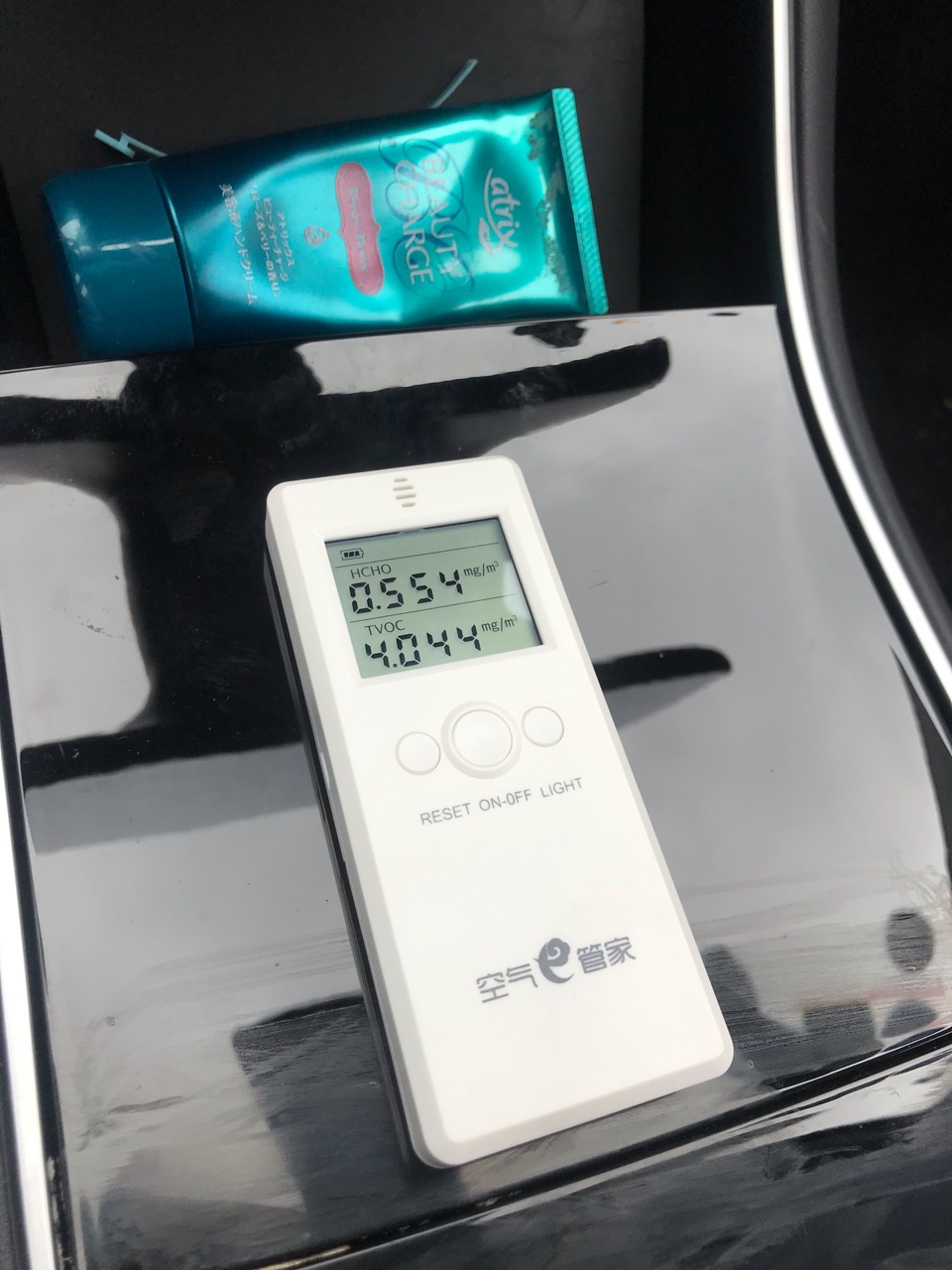 大家有没有测过新车的甲醛和苯含量，我开了三个月了，之前味道很大，现在好多了，但是不测不知道，一测……我都不敢开了，严重超标啊！ - 图片 1