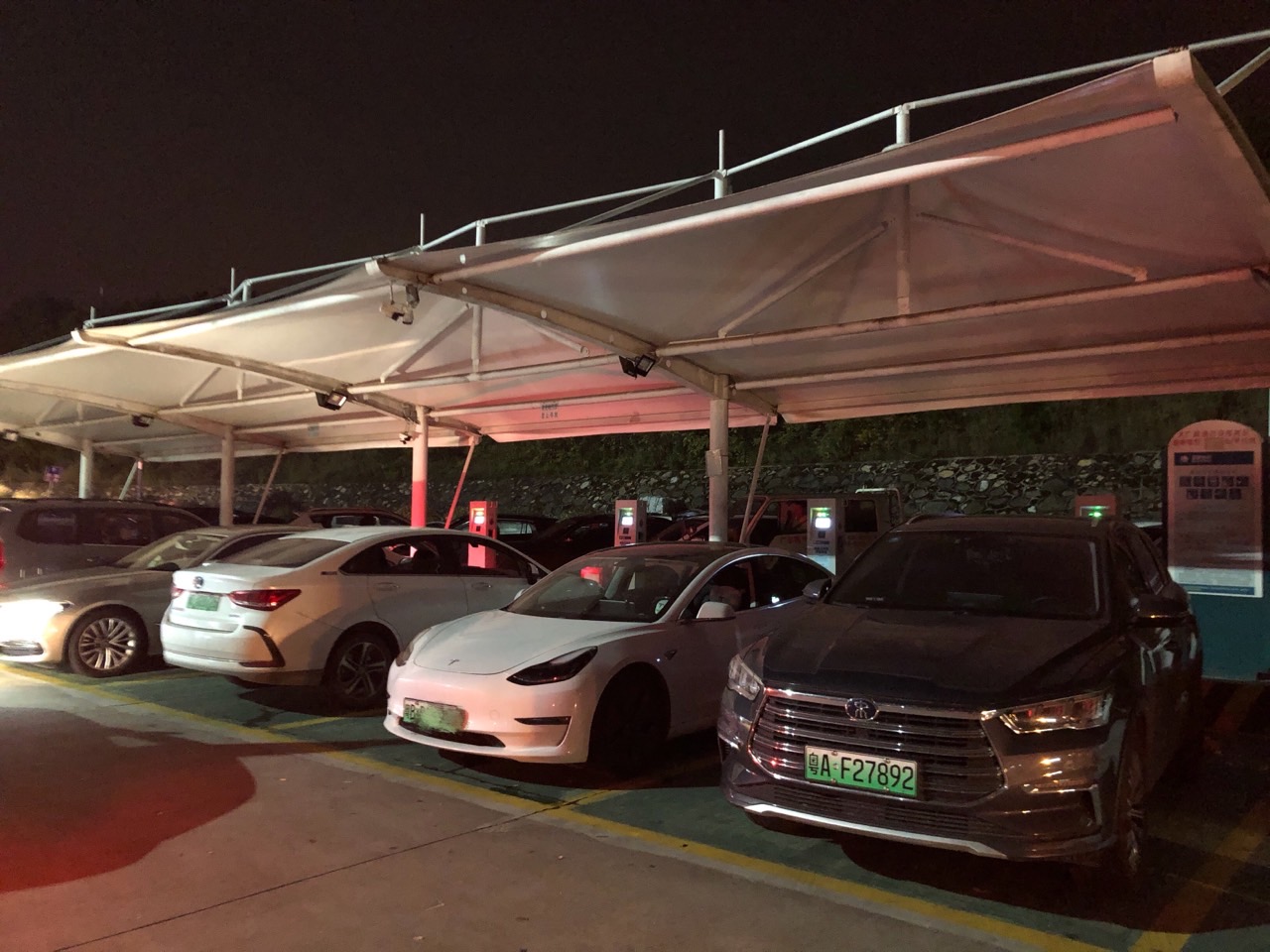 10月1日国庆节，从赣州继续往南昌走，沿途也要充一次电，加油站的国家电网充电桩一般都有三四个桩，但是并不是每个桩都好用，很多都不匹配充不上，只能换下一个服务区充电站再试试。充上了！40kw还行吧 - 图片 3