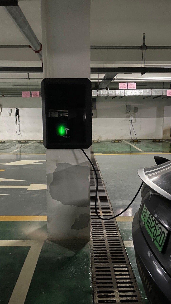 家里地库刚装完家用充电桩，就发现小区背后规划了一个冲即充电站。🙃 - 图片 1