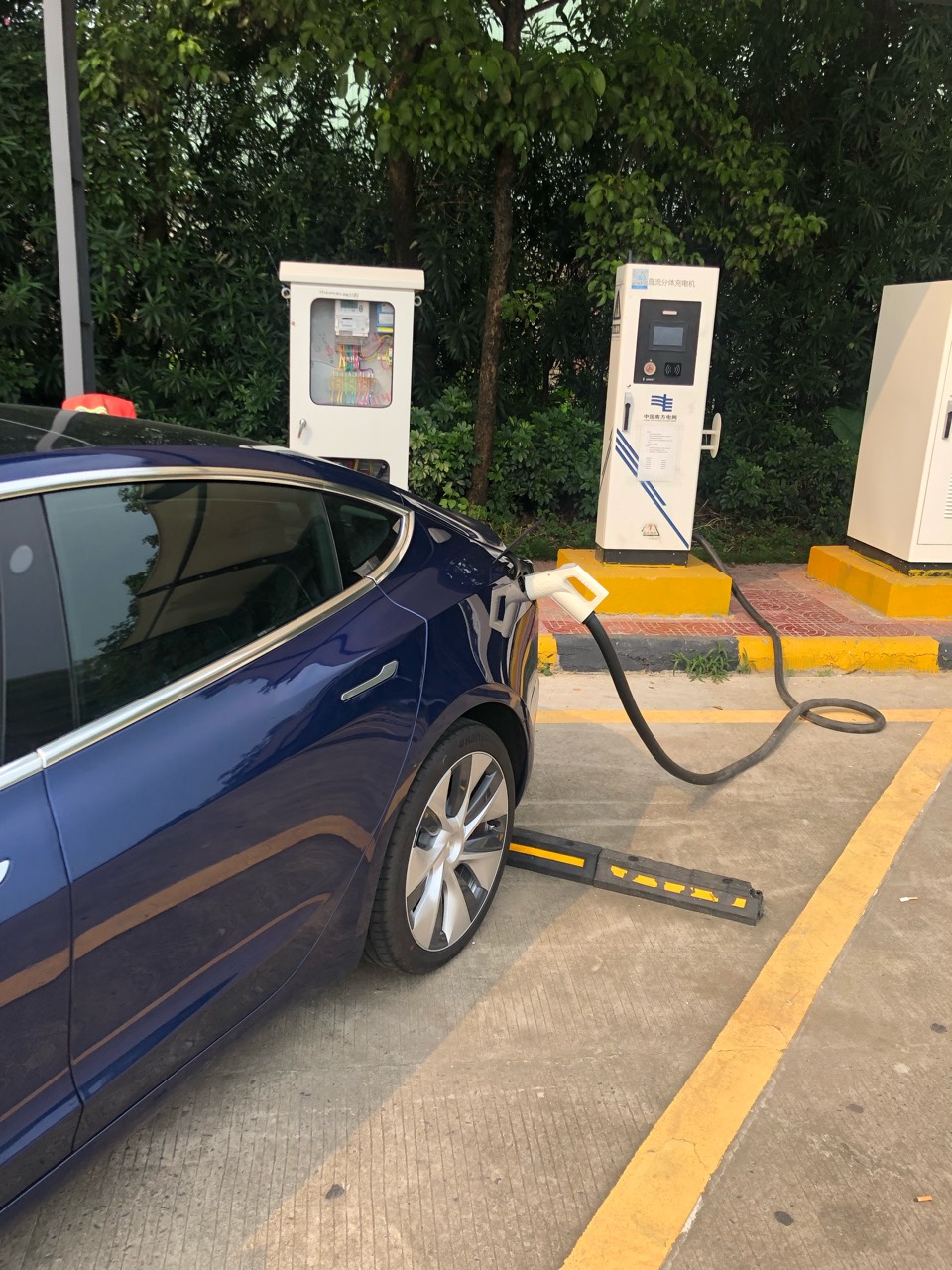 深圳到广西柳州，等M3充电那就来个随笔吧。刚拿车3天。1.提车就贴了车衣，漆面真的很薄，不贴开一段时间车头必然千疮百孔。强迫症晚期的我是接受不了的哇。2.回广西半路用了一下国标直流桩，真的好慢。3.到 - 图片 3