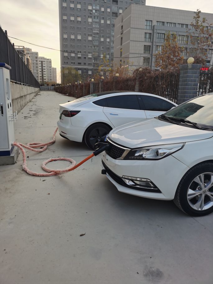 新疆车主福利来了，库尔勒新建充电站如下 康城建国国际酒店充电站 铁克其乡 政 府 门前充电站 充宝公司门前充电站 康庄生态园充电站 或用腾讯地图搜索充电站导航至以上地址均可，新建二个充电站也马上施工。 - 图片 6