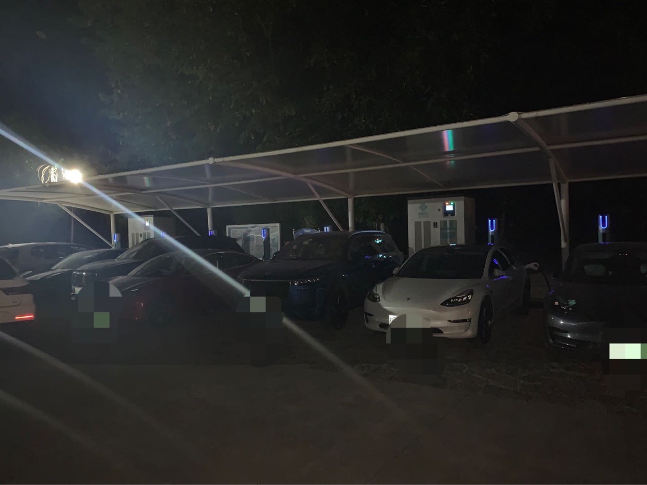 昨晚充电时
和旁边的蔚来车主聊到车友时
旁边的高合车主说“车友？我这车找不到车友”
操！又被他装到了🤪 - 图片 1