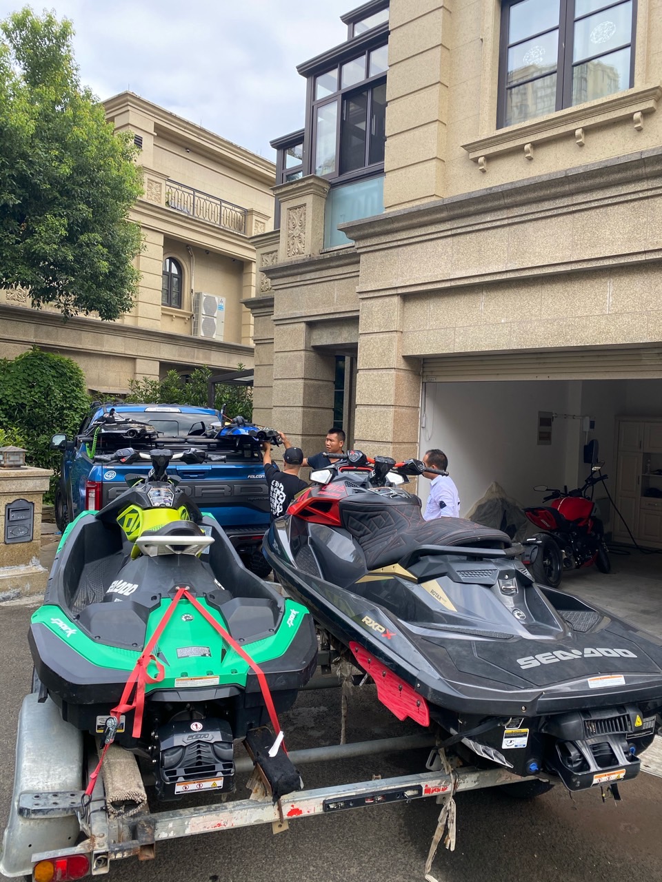 抓住夏天的尾巴再玩趟水！出门带上小特的好处是还能给我的动力冲浪板补电。 - 图片 1