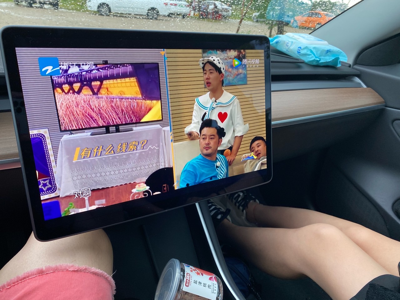 长途自驾游 后排的娃和前排的领导盼着充电时间到 因为 可以刷最爱的综艺节目了 有时候充电桩速度太快甚至会被车上这几位嫌弃 恨不得快充变慢充才好 我太难了😂😂😂 - 图片 1