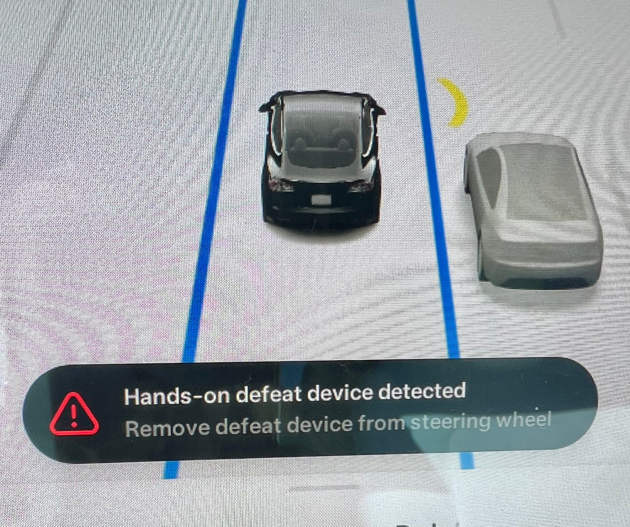 特斯拉 Autopilot 最新版本开始针对图二这种害人害己，把生命当儿戏的辅助驾驶配重环展开大整治。

你用了这个玩意，就会弹窗提示，系统已经检测到你在作死，赶紧拿掉这玩意儿有意思的是，我本以为是依 - 图片 1