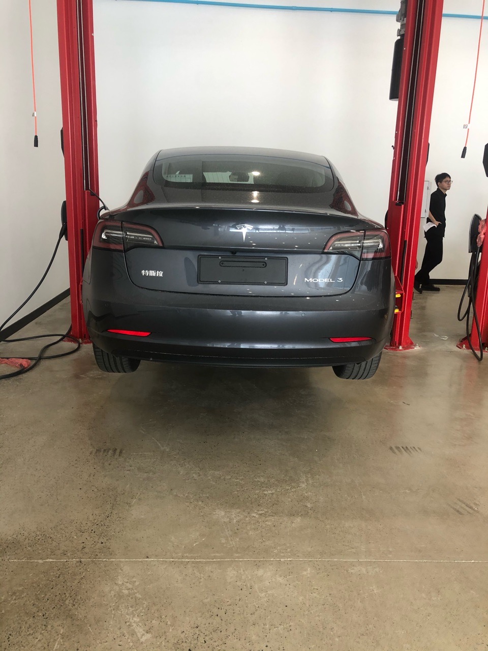 退车的时候，车都是要抬起来检查底盘的哦，内饰也会单独再检查一遍，包括车门打开的每个角落有没有磕碰，一起退车的两个车主就被发现车门侧边有非常小的磕碰，大概一个墨水点这么大，不知道最后成功退车了没有 - 图片 2