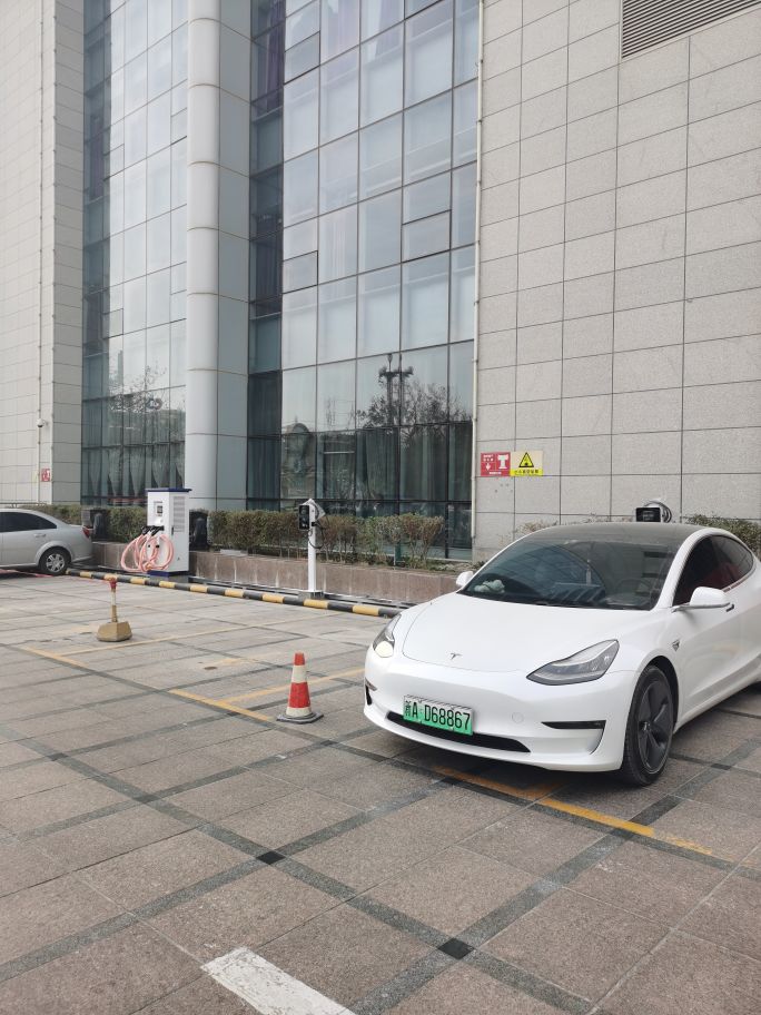 新疆车主福利来了，库尔勒新建充电站如下 康城建国国际酒店充电站 铁克其乡 政 府 门前充电站 充宝公司门前充电站 康庄生态园充电站 或用腾讯地图搜索充电站导航至以上地址均可，新建二个充电站也马上施工。 - 图片 9