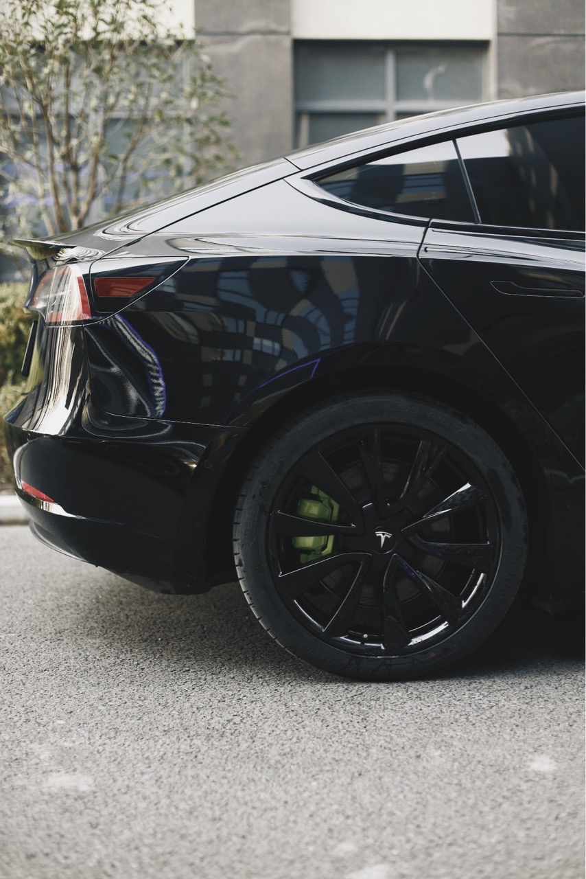 黑化先告一段落 钢琴烤漆黑轮毂加骚绿卡钳 不太喜欢黑武士的乌漆麻黑 外加一个小尾翼 又是一个小细节 慢慢都会变成自己喜欢的样子 - 图片 4