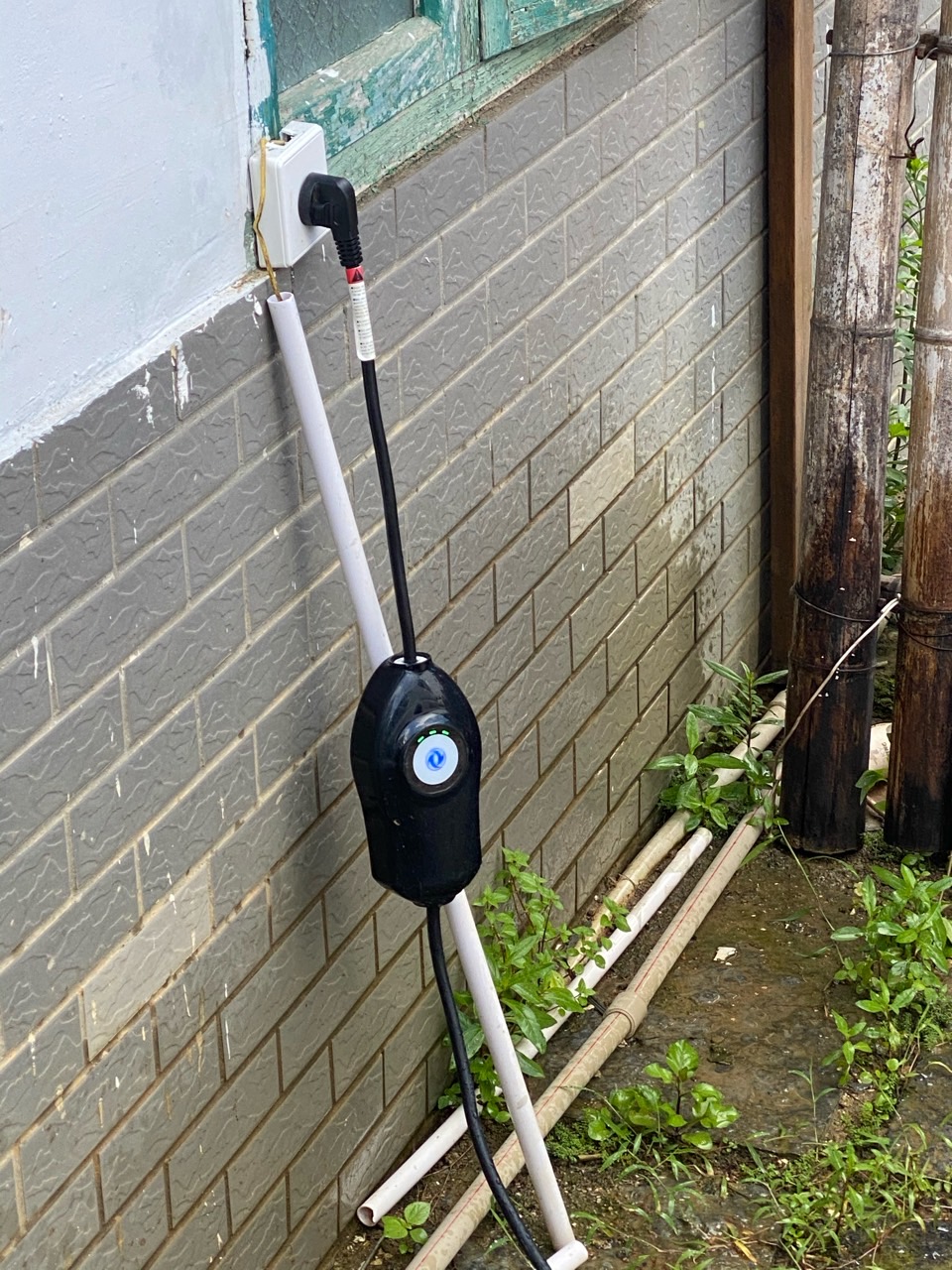 到阳朔了 客栈自己的接待用车也是用的随车充 等它去接客 这个位置就是我的啦🤣😂😂🤣 - 图片 1