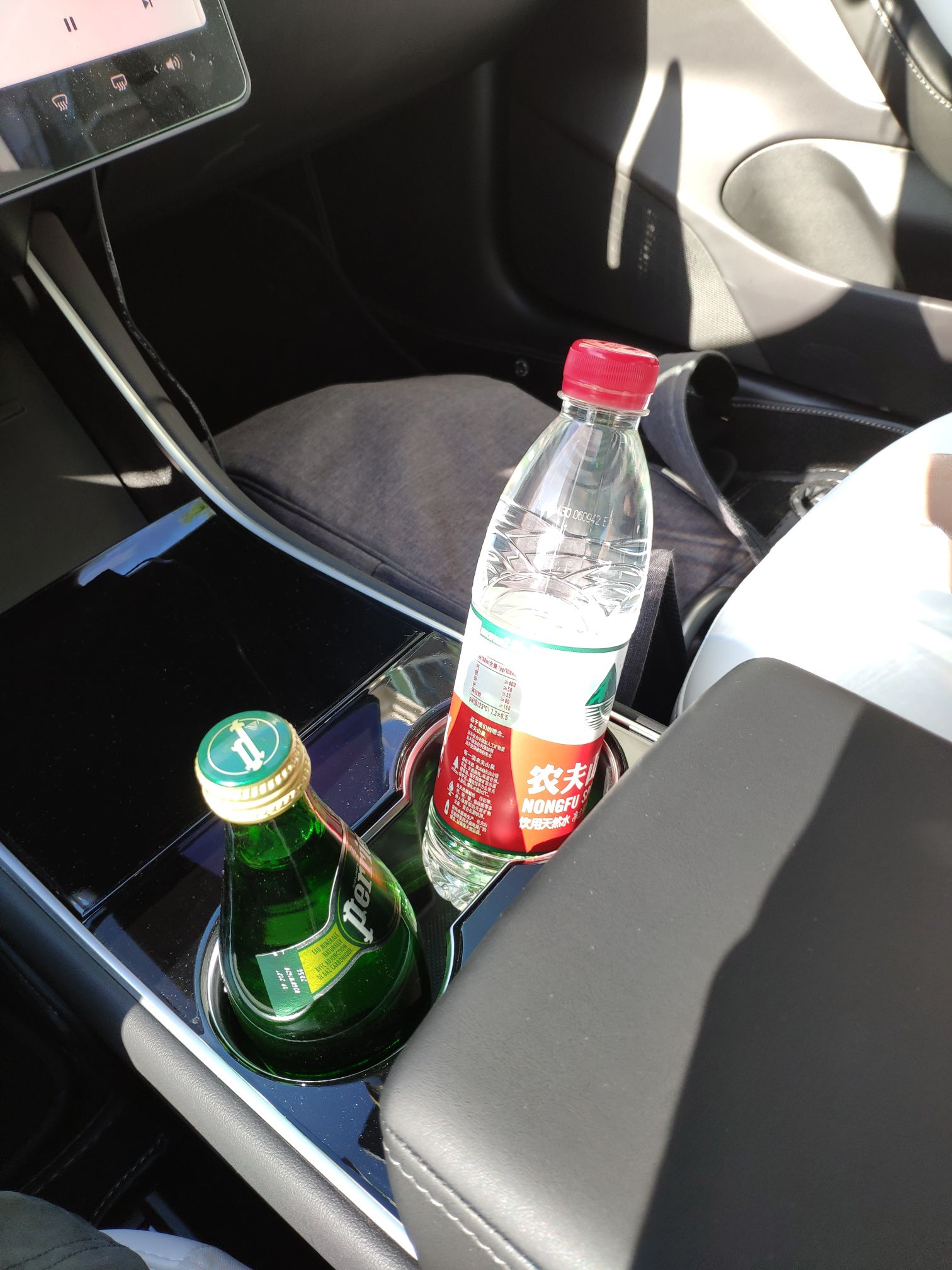 吐槽两个特斯拉的硬伤
1，屏幕不会根据车灯点亮调整白天或者黑夜模式，地库里面，白天还是白色界面
2，水杯位置过大，没有周边附属固定，开起来各种响 - 图片 2