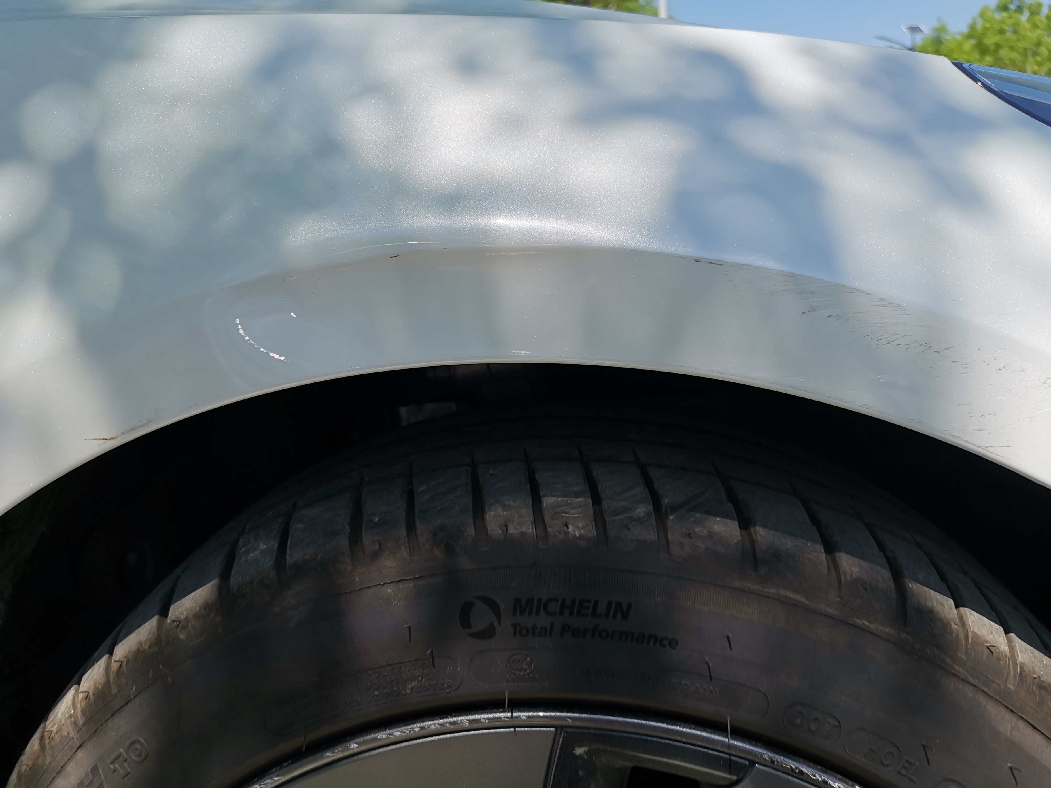 重新喷的漆有什么影响？过两年会变色吗？

车被加塞的蹭了，对方全责，本来想顶一下看不出来不刮掉原漆了，但4s说必须得重新喷 - 图片 1