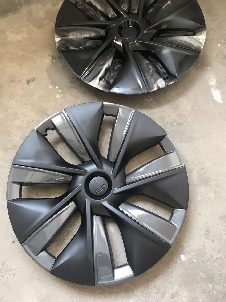 官方19寸的轮毂盖实在太丑，今天自己喷了一个漆，哑光黑，晾干后装上再看看效果 - 图片 2