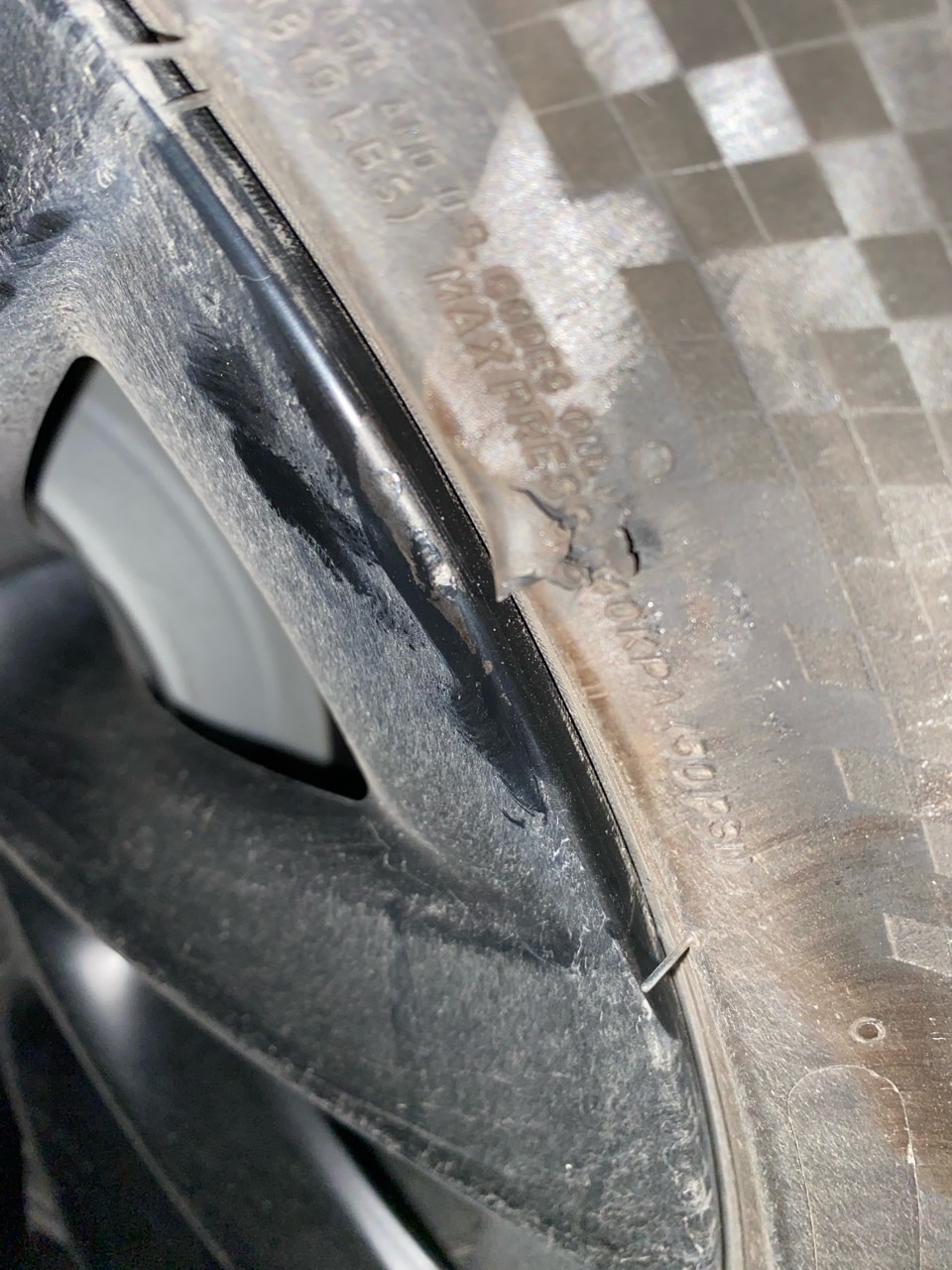 垃圾地下车位是那种双层车位，特别窄，停的时候被停车位边角给划了，请问这样要换轮胎吗？ - 图片 1