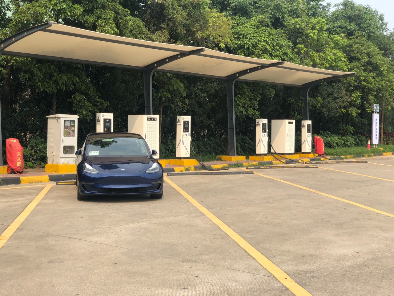 深圳到广西柳州，等M3充电那就来个随笔吧。刚拿车3天。1.提车就贴了车衣，漆面真的很薄，不贴开一段时间车头必然千疮百孔。强迫症晚期的我是接受不了的哇。2.回广西半路用了一下国标直流桩，真的好慢。3.到 - 图片 2