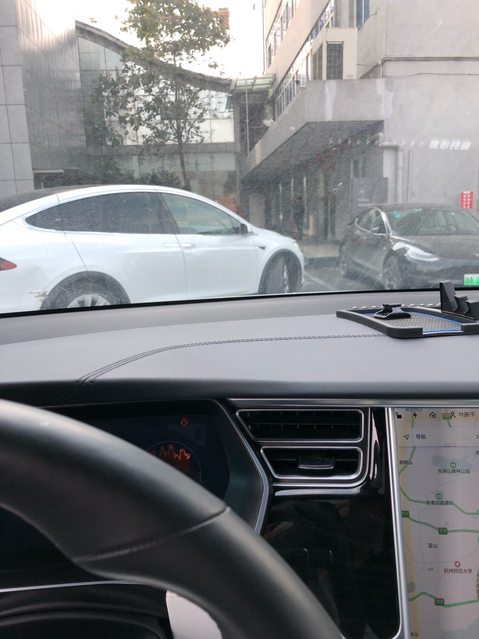 车终于修好了
繁忙的沈半路，永远繁忙
回家路上遇到野牛
终于摆脱用改装的JR代步的悲剧生活了
一杯咖啡结束没有特斯拉的日子
 - 图片 3