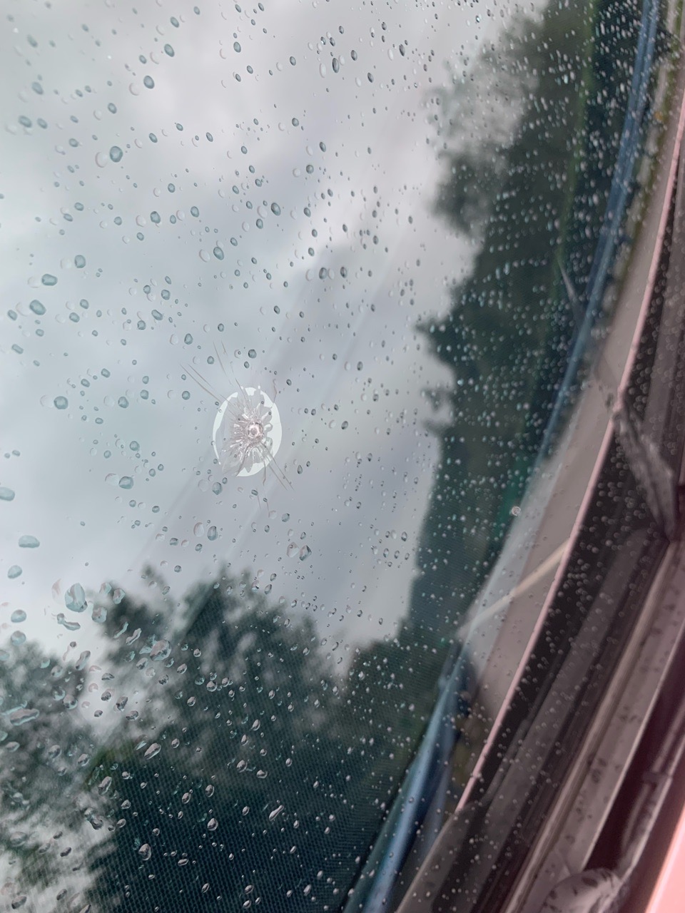 急！前挡被石头崩炸了，现在在高速上，还能接着开吗？
是报保险还是自己修啊  - 图片 2